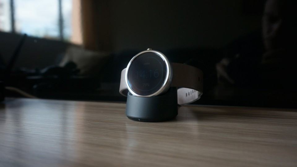 Smartwatch Moto 360 na base de recarga.