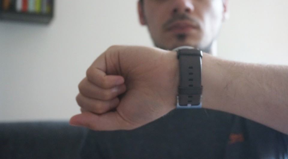 Vendo as horas no Moto 360.