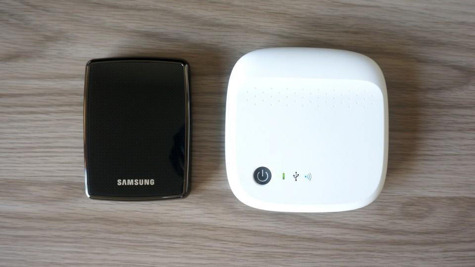 HD externo comum da Samsung ao lado do Seagate Wireless.