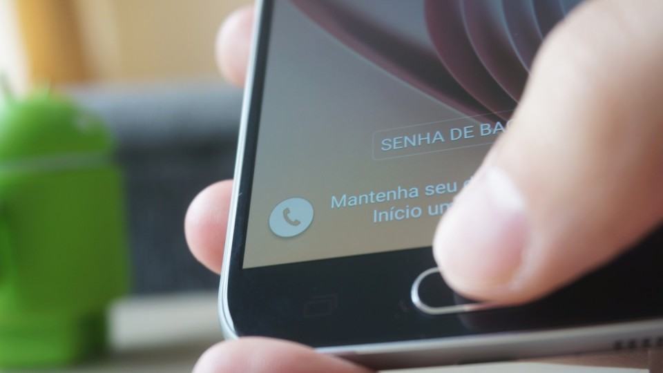 Desbloqueio com a digital no Galaxy S6.