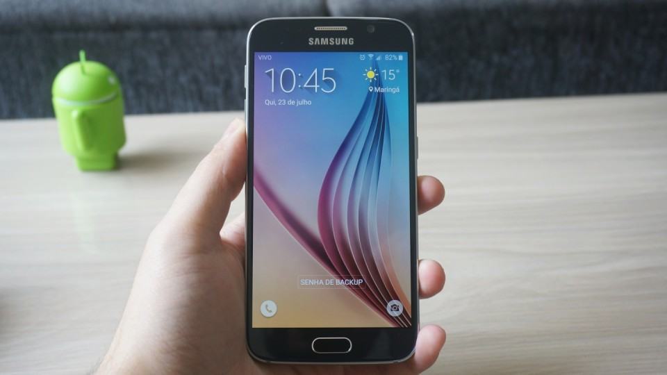 Galaxy S6 na mão.