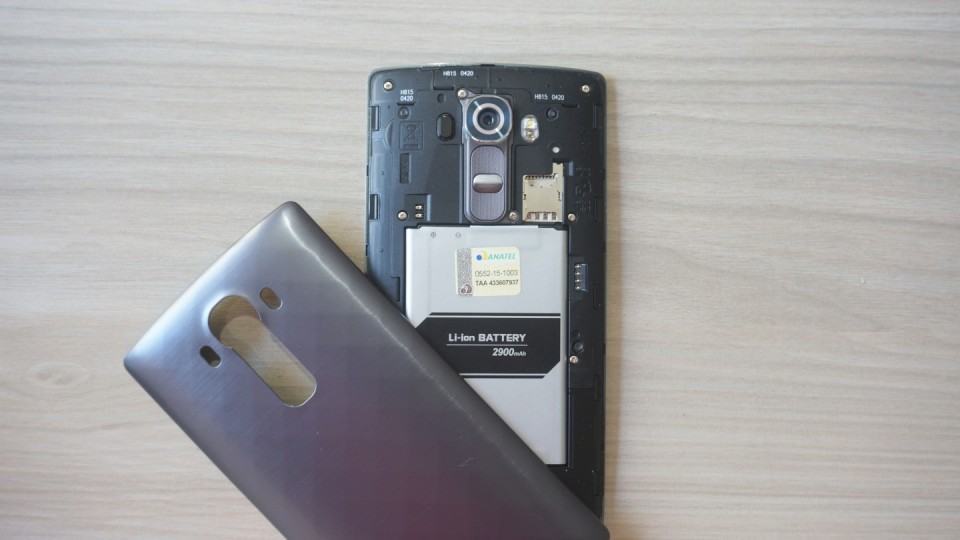 G4 com a tampa aberta e a bateria à mostra.