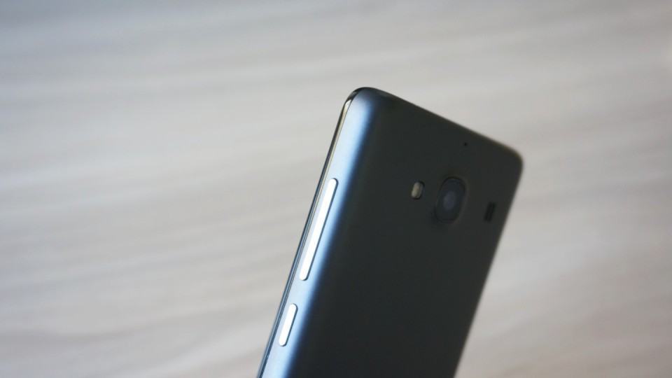 Botões físicos na lateral do Redmi 2.