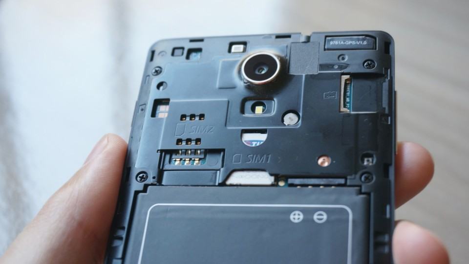 Dois chips, de tamanhos diferentes.