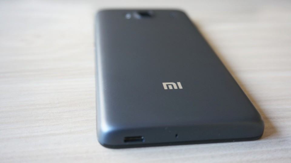 Marca da Mi na tampa do Redmi 2.