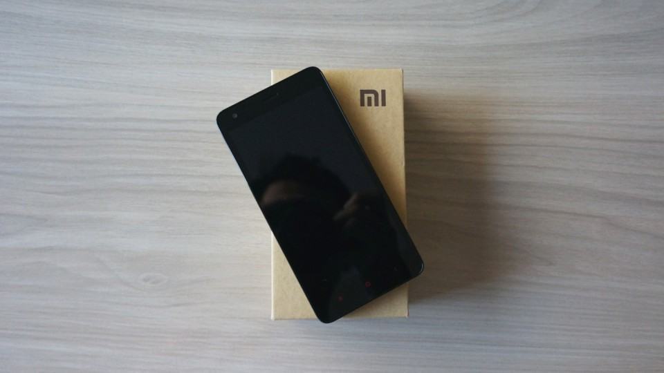 Redmi 2 em cima da sua caixa.