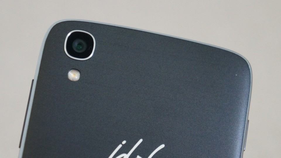 Detalhe da câmera do Idol 3.