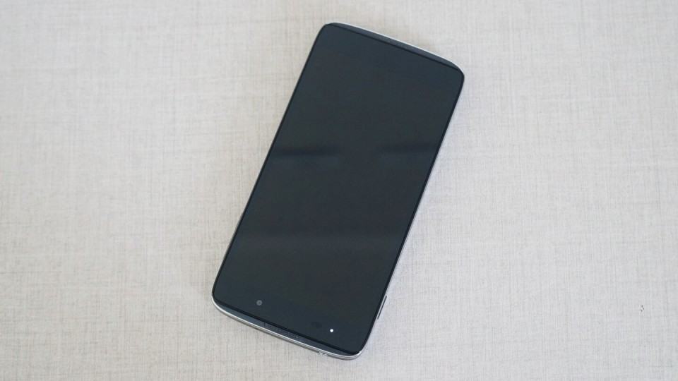 Pode atender ligações de ponta cabeça também.