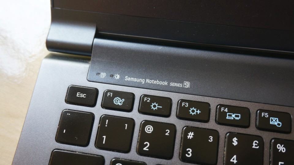 Dobradiça da tela do Série 9.