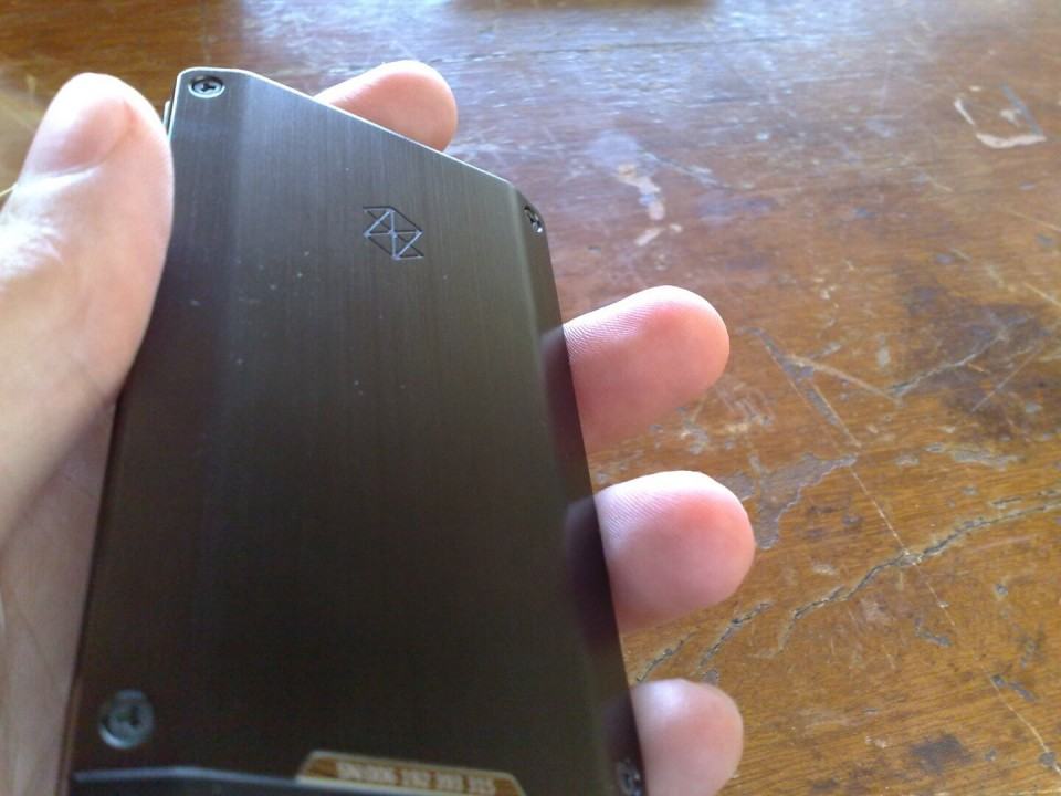 Parafusos do Zune HD à mostra.