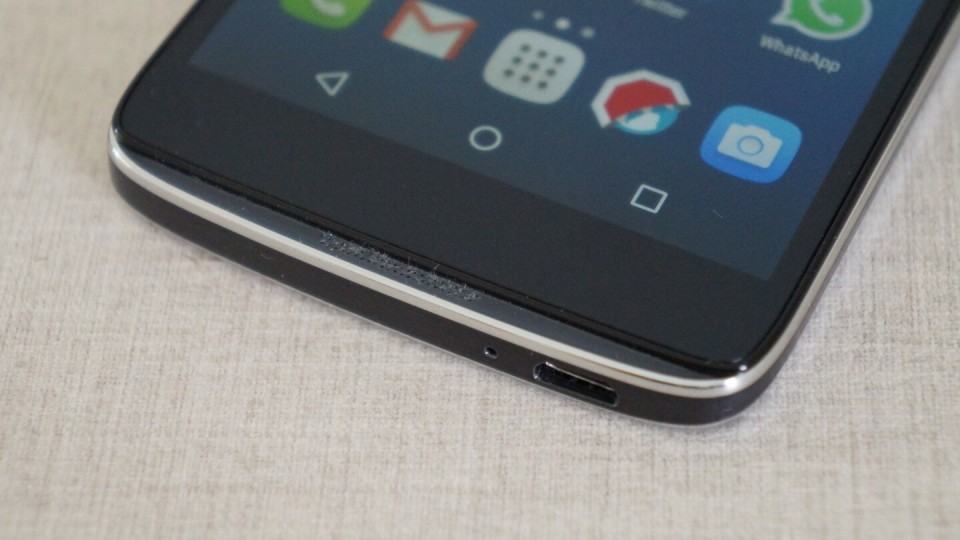 As grades dos alto-falantes seguram pelos da roupa.