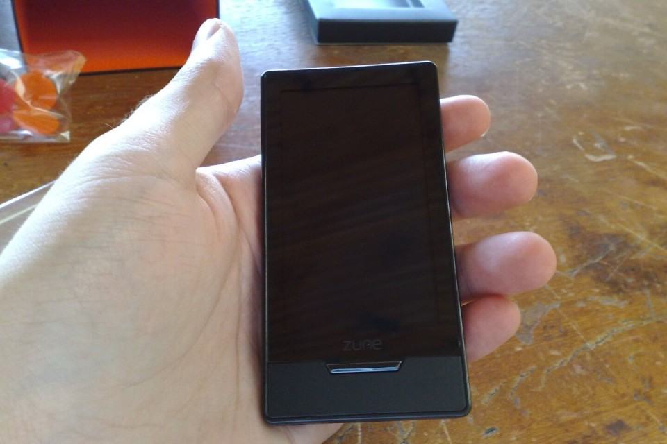 Zune HD na mão.