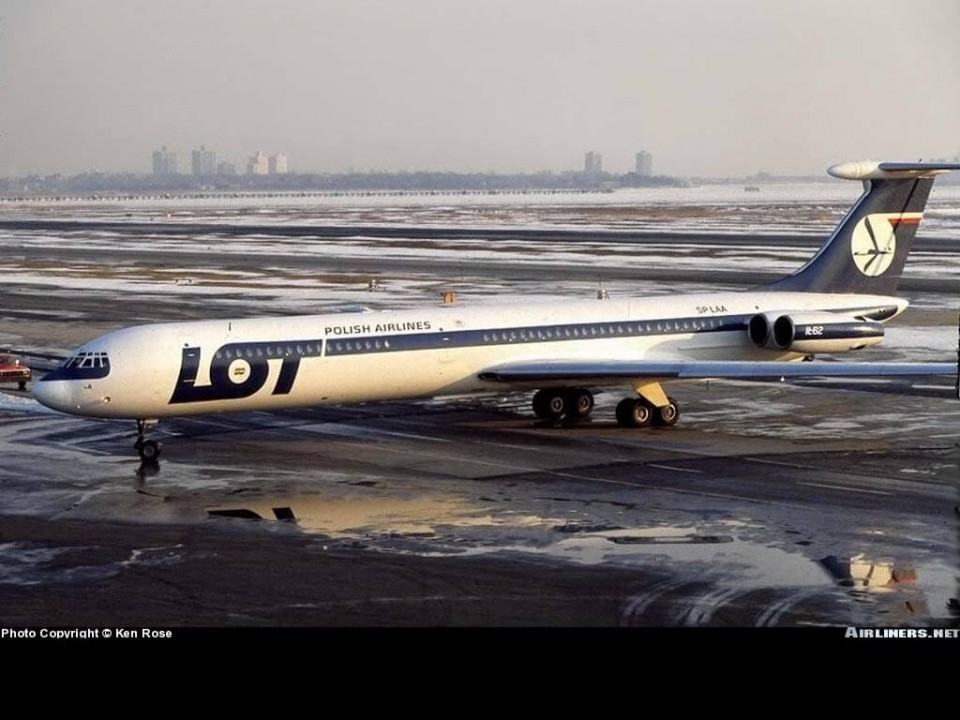 Avião soviético Ilyushin-62.