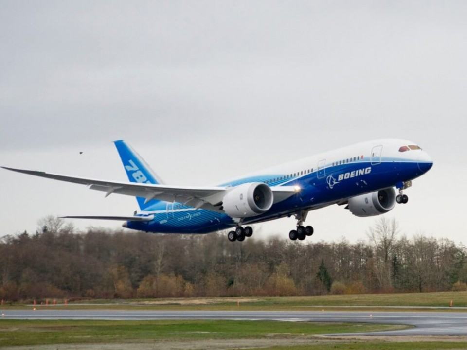 Boeing 787 decolando.