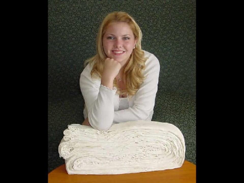 Britney Gallivan dobrando uma folha de papel.