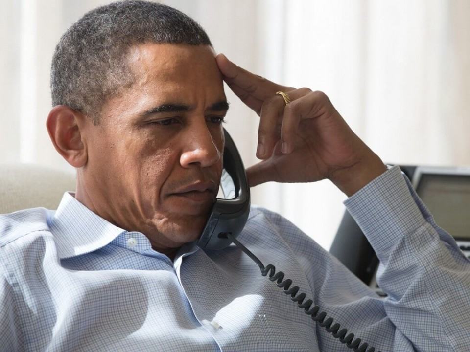 Barack Obama falando ao telefone.