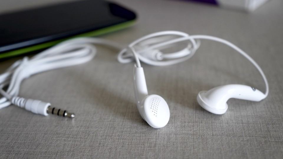 Os péssimos fones de ouvido do Moto G.