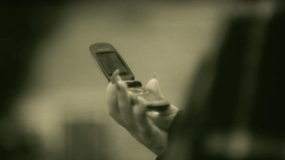 Celular flip da Adele no clipe de Hello.