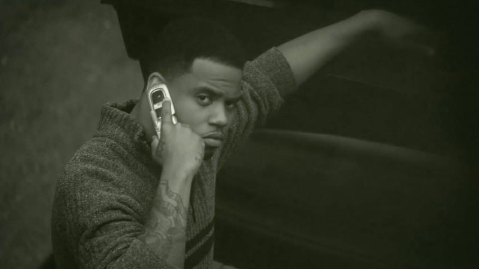 Celular flip do ex-namorado no clipe de Adele.