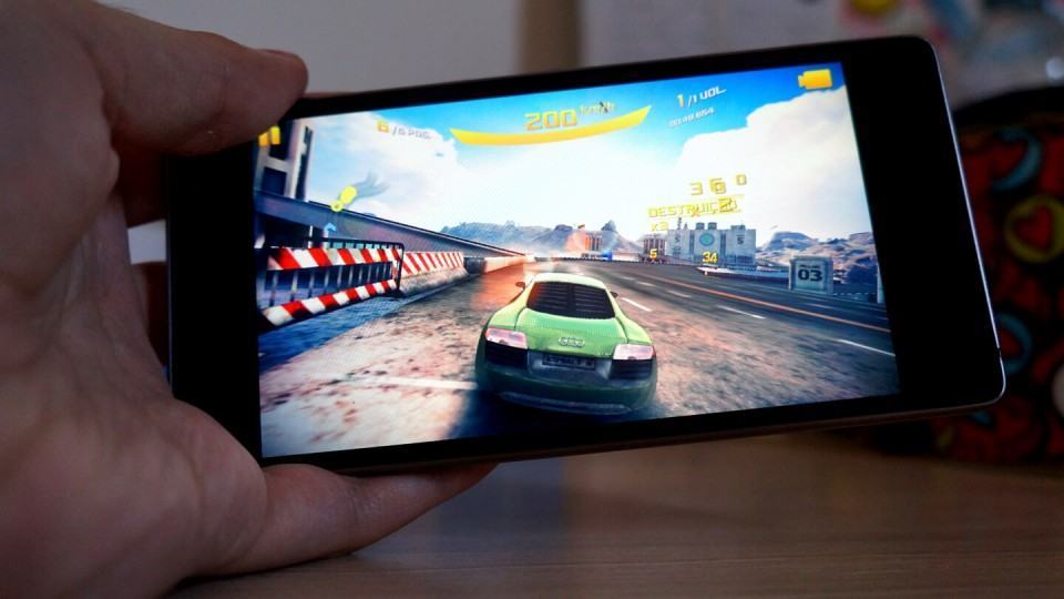 Jogando Asphalt 8 no Quantum Go.