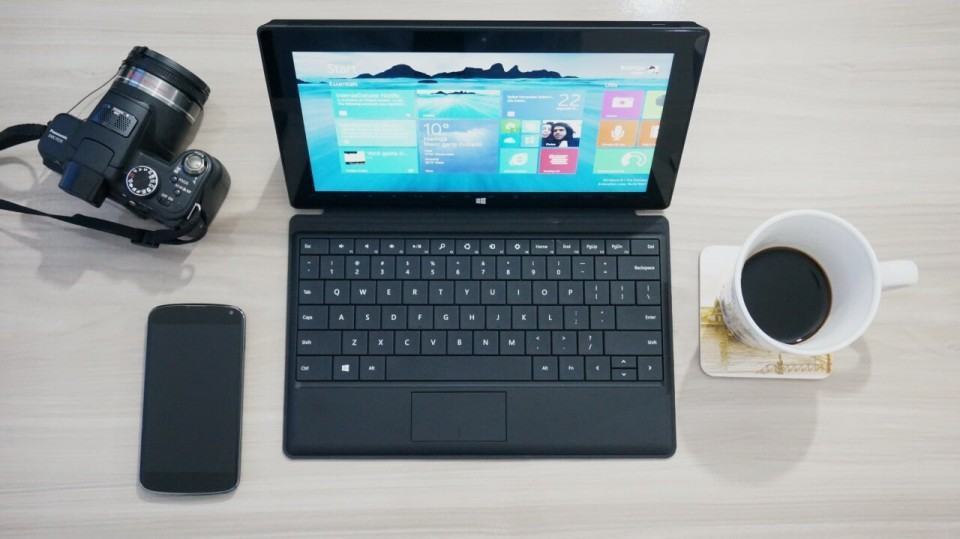 Surface Pro rodeado por outros objetos.