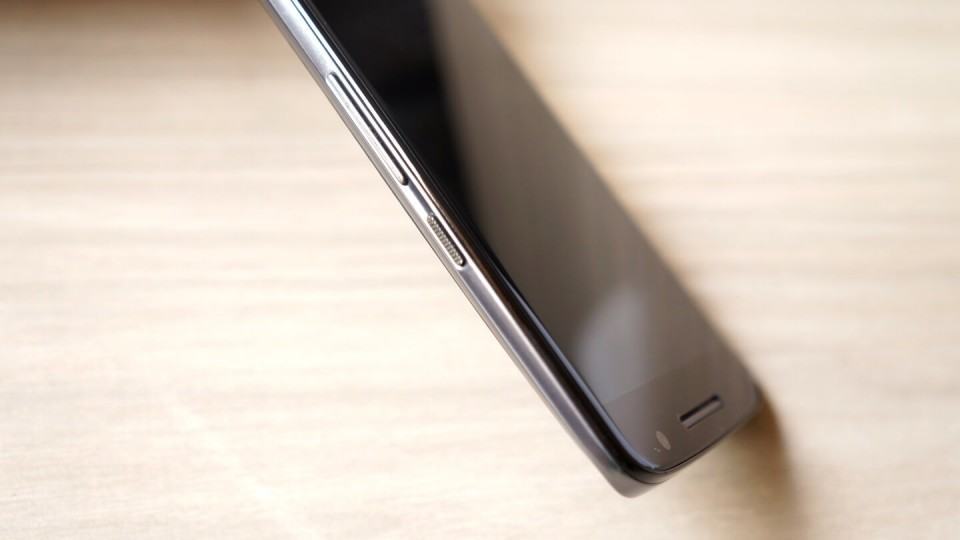 Botões físicos do Moto X Play.