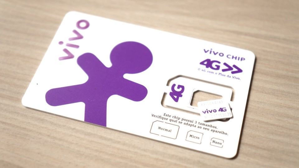 O cartão da Vivo, com o chip triplo corte.