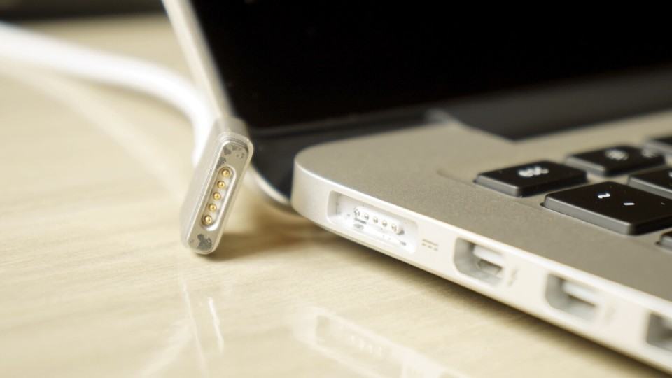 Conector MagSafe desgastado.