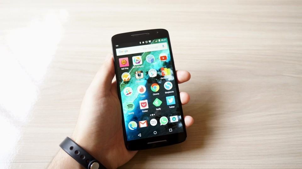 Moto X Play na mão.