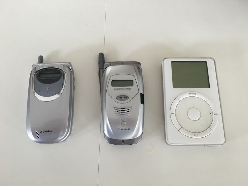 Celulares japoneses e o primeiro iPod.