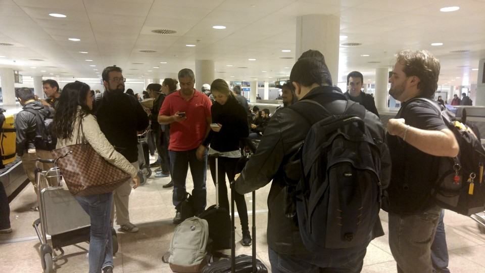 Jornalistas em aeroporto.