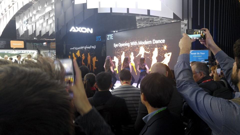 Dançarinas no estande da ZTE.