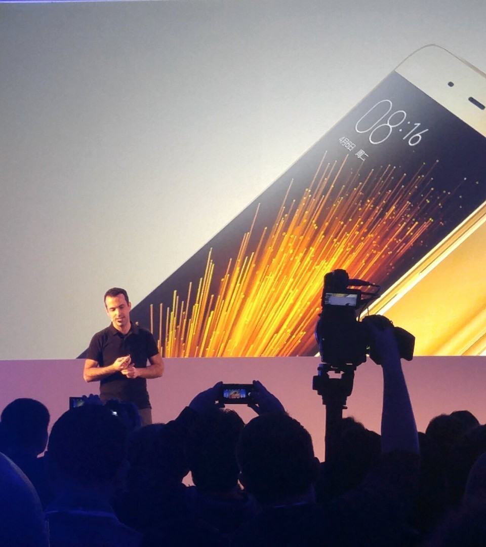 Hugo Barra apresentando o Mi5.