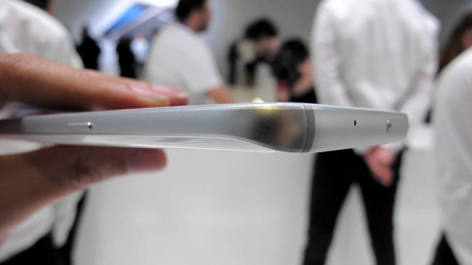 Detalhe da curva na parte de trás do Galaxy S7.