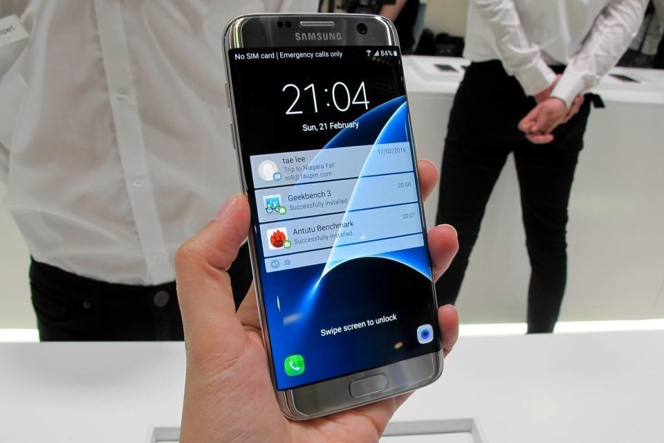 Galaxy S7 edge na mão com sua tela curva nas laterais.