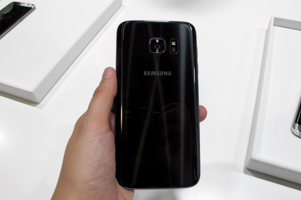 Galaxy S7 na mão.