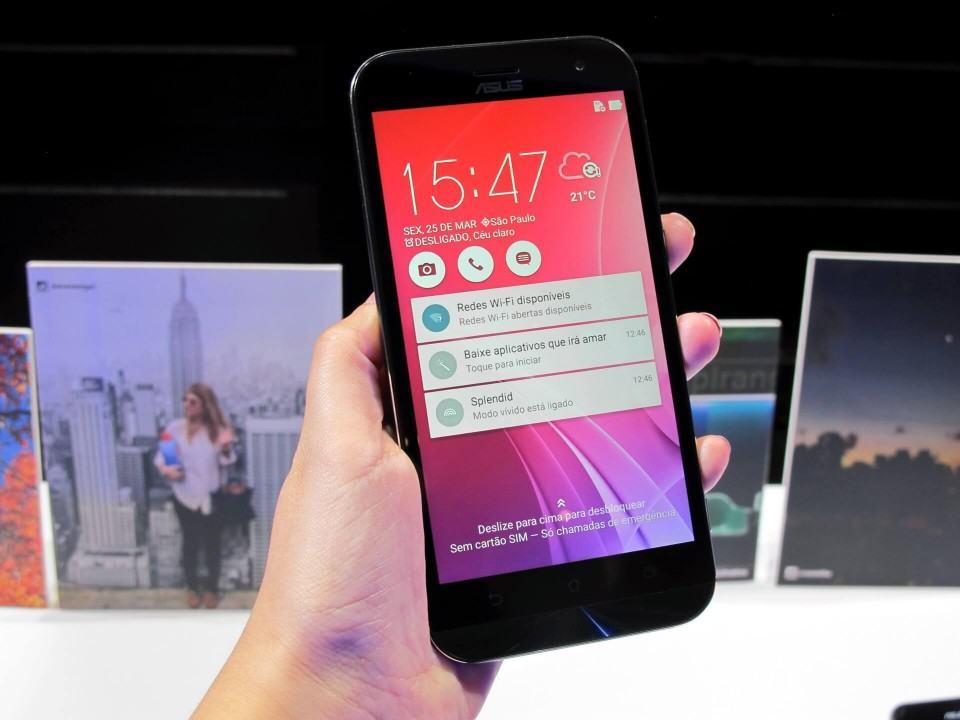 Zenfone Zoom na mão.