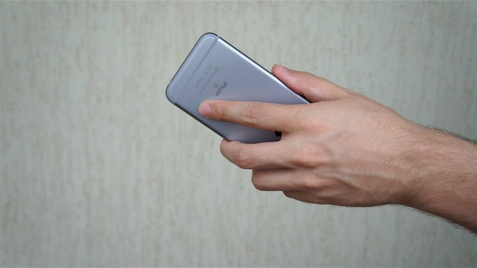 iPhone segurado da forma certa para gravar voz.