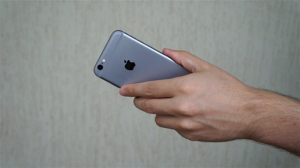 iPhone segurado da forma errada para gravar voz.