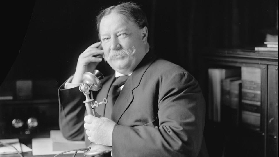 William Howard Taft falando ao telefone.