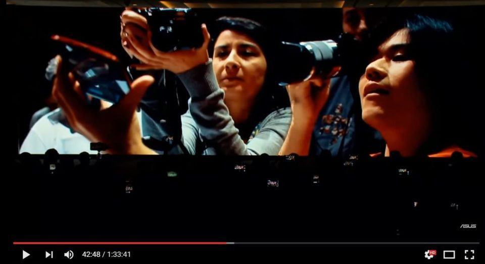 Emily e Paulo Higa fotografando no vídeo da Asus.