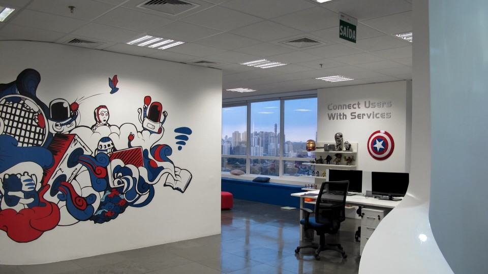 Pintura na parede e objetos decorativos no Baidu.