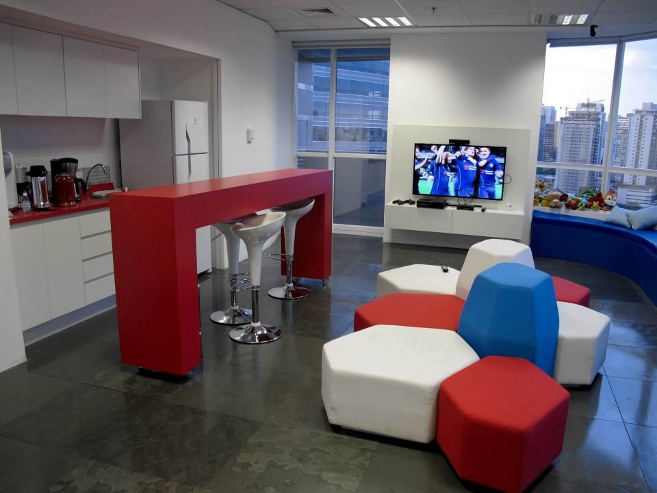 Cozinha e TV no escritório do Baidu no Brasil.
