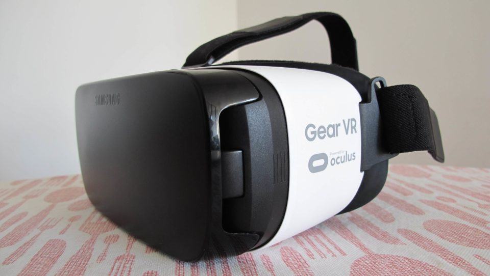 Gravura da Oculus no corpo do Gear VR.