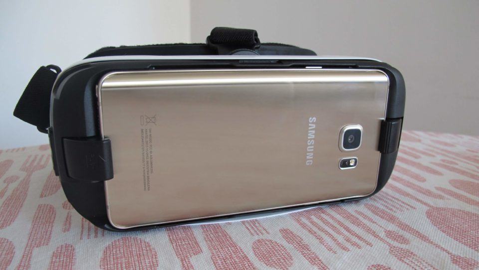 Galaxy Note 5 acoplado ao Gear VR.