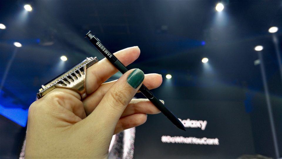 Mão segurando a S Pen, stylus do Galaxy Note 7.