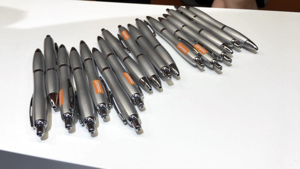 As pessoas gostam muito de brindes, inclusive de canetas simples como essas da Lenovo.