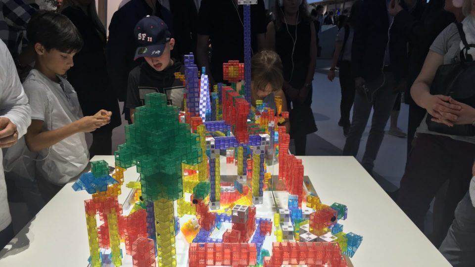 Crianças interagindo com blocos de montar na IFA.