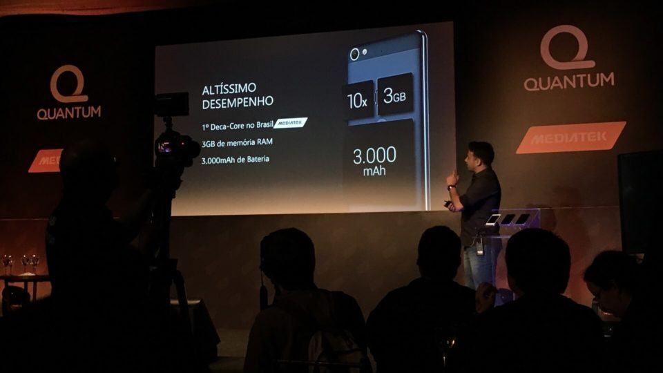 Vinícius explica as especificações do Quantum Fly.