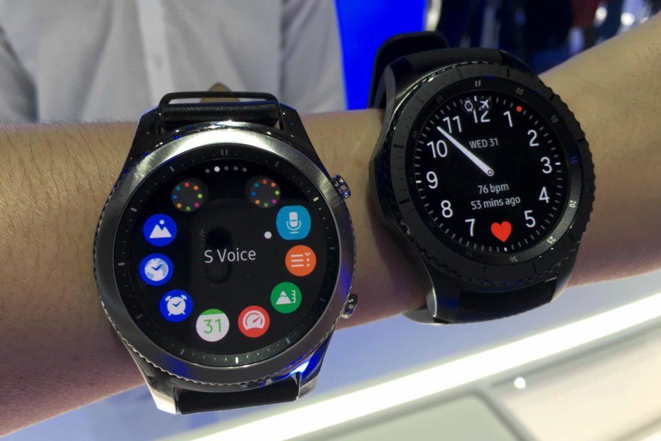 Os dois modelos do Gear S3 no braço.